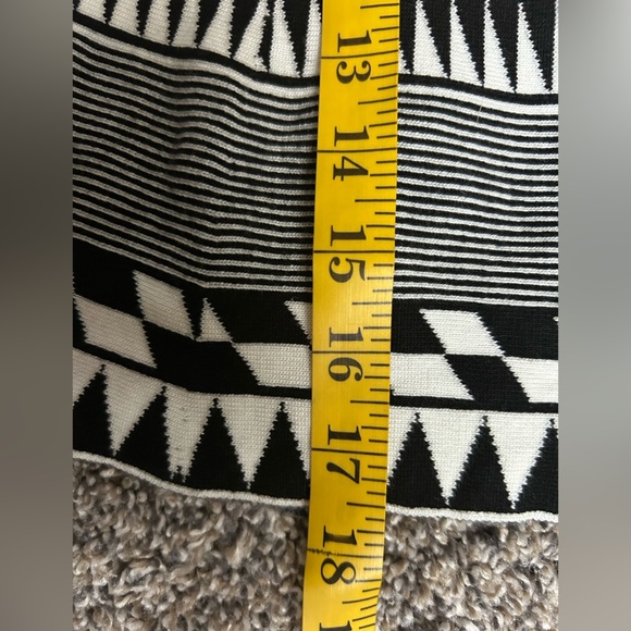 Mi Ami NWT black and white geometric design mini skirt Size small - Picture 8 of 9